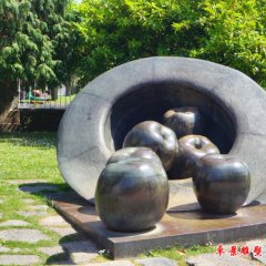 帽子里的蘋果銅雕，公園創意銅雕